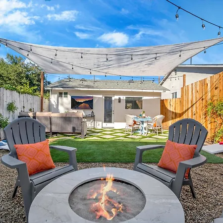 Cozy Cottage, Brand New, Fully Private, Walk To Everything